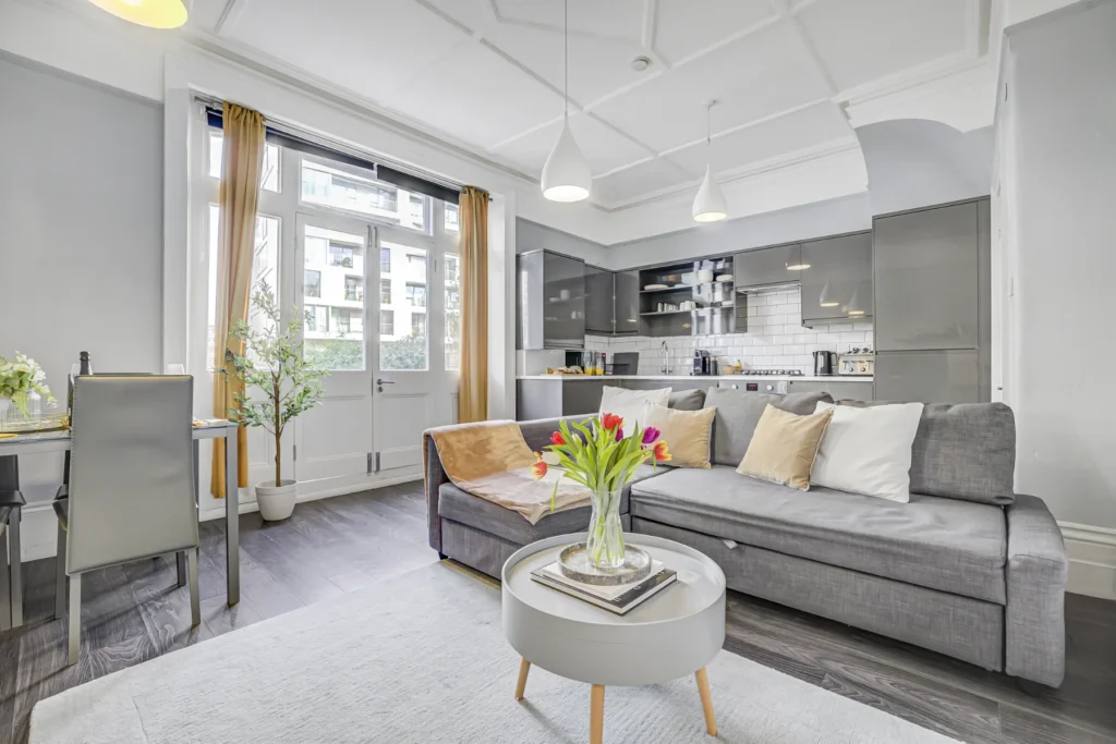 Stylish Garden Flat in Kensington Olympia - living room